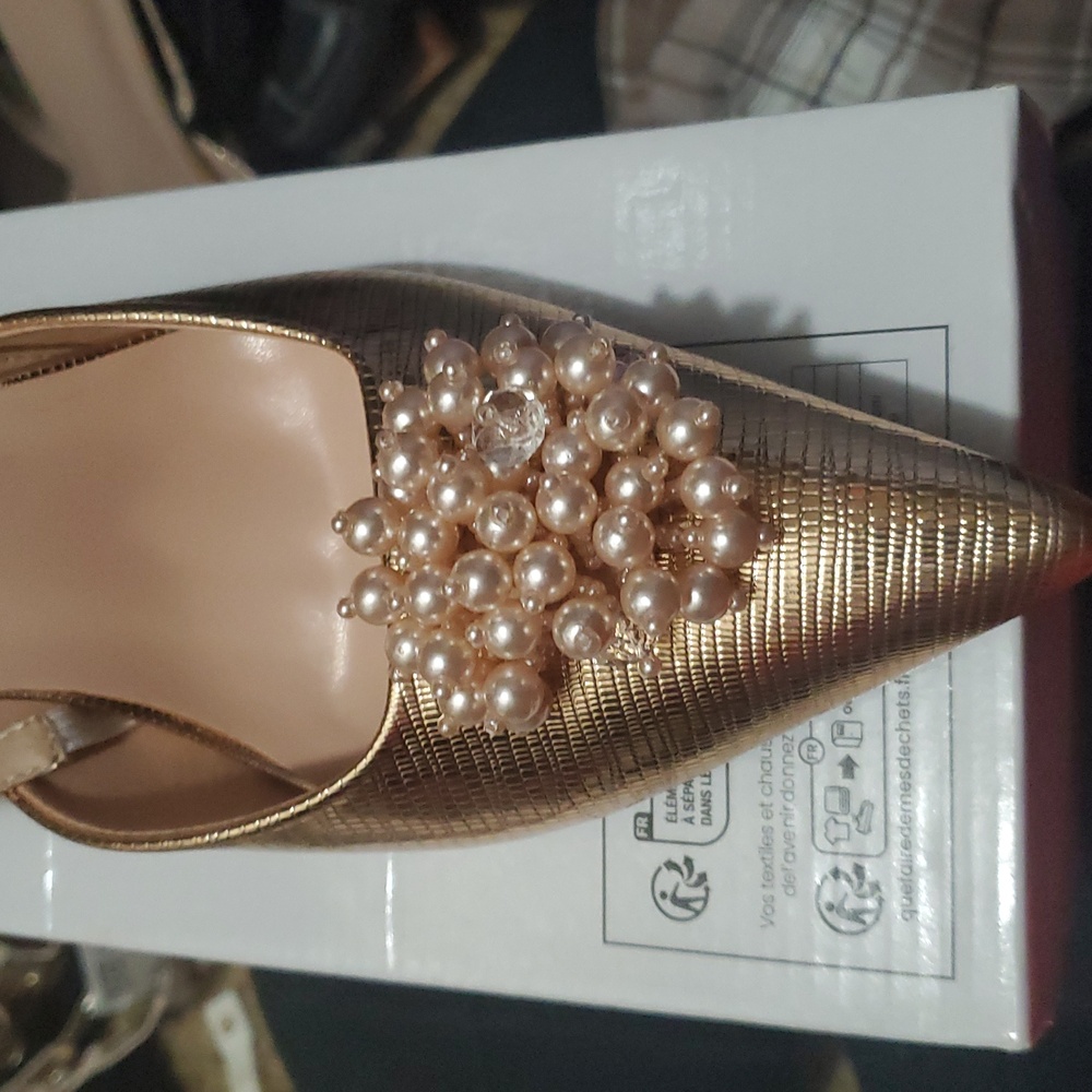 ..Cute, Elegant Pointed Toe Slingback Shoes Gold Color Size 43